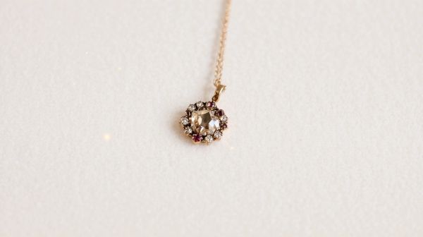 Découvrez nos pendentifs modernes pour femmes élégantes