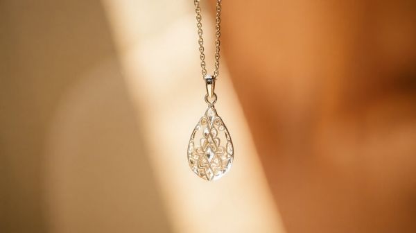 Découvrez nos pendentifs modernes pour femmes élégantes